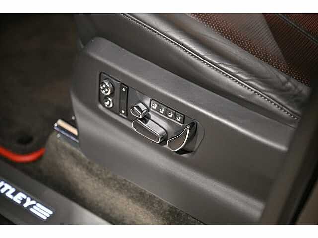 31:Bentley Bentayga V8, SUV, Onyx, Bentley Paris Seine