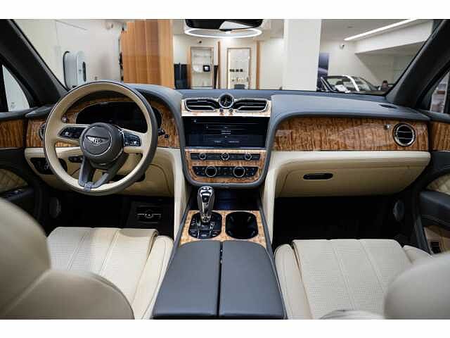 23:Bentley Bentayga First Edition V6 Hybrid, SUV, Silver Storm, Bentley Paris Seine