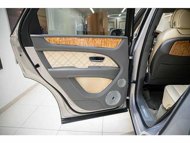 20:Bentley Bentayga First Edition V6 Hybrid, SUV, Silver Storm, Bentley Paris Seine