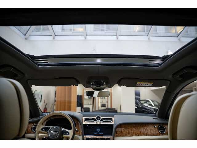 22:Bentley Bentayga First Edition V6 Hybrid, SUV, Silver Storm, Bentley Paris Seine