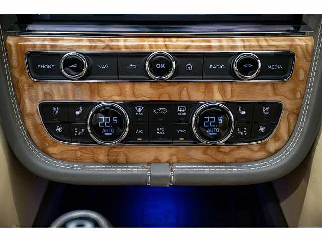 38:Bentley Bentayga First Edition V6 Hybrid, SUV, Silver Storm, Bentley Paris Seine